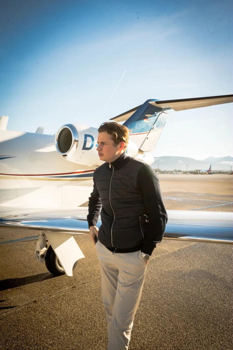 Theo Stratmann vor Privatjet